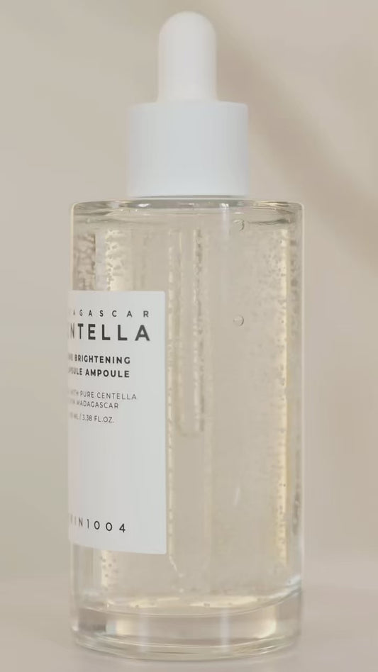 Sérum SKIN1004 Brightening Capsule sendo aplicado na pele para hidratação profunda e uniformização do tom.