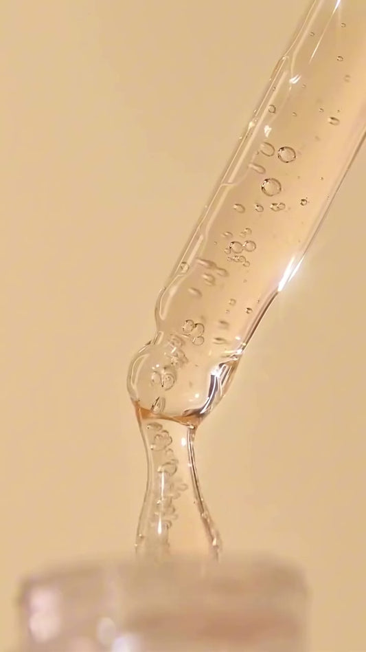 Beauty of Joseon Glow Serum: Propolis + Niacinamida – Sérum revitalizante com própolis e niacinamida para suavizar, hidratar e iluminar a pele. Ideal para reduzir a aparência de poros, combater sinais de vermelhidão e melhorar a textura da pele, deixando-a radiante e equilibrada."