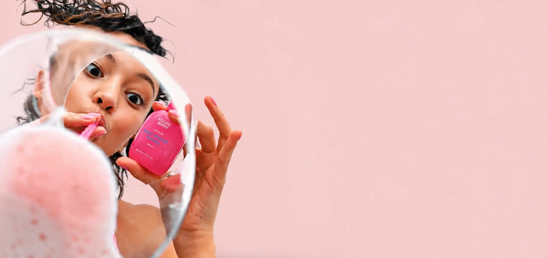Revitalize a pele com o EQQUALBERRY NAD+ Peptide Boosting Serum, um sérum antienvelhecimento coreano desenvolvido para melhorar a firmeza, elasticidade e luminosidade da pele. Formulado com NAD+ (Nicotinamida Adenina Dinucleótido), um poderoso ingrediente conhecido pelo seu apoio à renovação e reparação celular, este sérum ajuda a combater sinais de envelhecimento e perda de vitalidade.