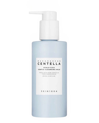 É muito importante preparar a sua pele limpando-a bem antes de iniciar a sua rotina regular de cuidados da pele – sem isso, os cuidados seguintes não serão tão eficazes. O produto de limpeza facial SKIN1004 Madagascar Centella Hyalu-Cica ajuda a eliminar todas as impurezas que se depositaram na pele e nos poros ao longo do dia ou durante a noite, deixando a pele perfeitamente limpa e pronta para qualquer cuidado posterior.