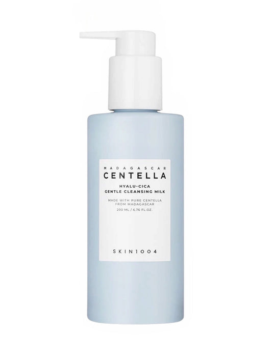 É muito importante preparar a sua pele limpando-a bem antes de iniciar a sua rotina regular de cuidados da pele – sem isso, os cuidados seguintes não serão tão eficazes. O produto de limpeza facial SKIN1004 Madagascar Centella Hyalu-Cica ajuda a eliminar todas as impurezas que se depositaram na pele e nos poros ao longo do dia ou durante a noite, deixando a pele perfeitamente limpa e pronta para qualquer cuidado posterior.