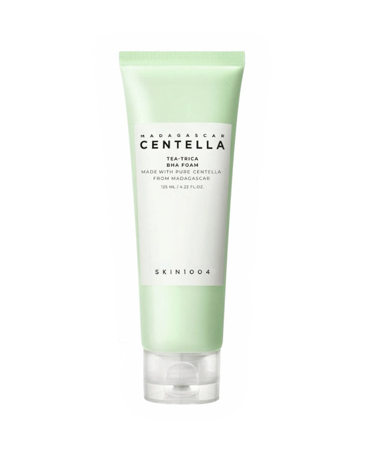 O SKIN1004 Madagascar Centella Tea Trica BHA Foam é um produto de limpeza esfoliante suave que contém Água de Folha de Árvore de Chá e Ácido Salicílico para esfoliar suavemente as células mortas da pele que obstruem os poros e deixa a pele macia e limpa.