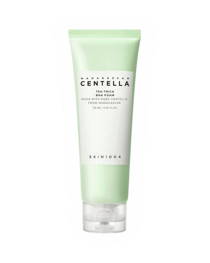 O SKIN1004 Madagascar Centella Tea Trica BHA Foam é um produto de limpeza esfoliante suave que contém Água de Folha de Árvore de Chá e Ácido Salicílico para esfoliar suavemente as células mortas da pele que obstruem os poros e deixa a pele macia e limpa.