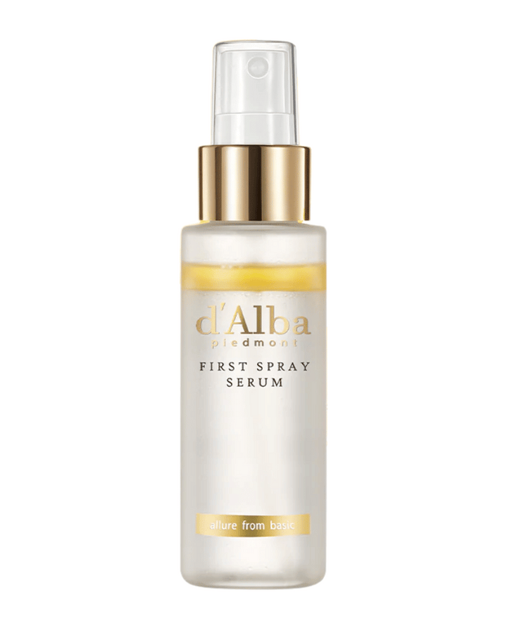 d'Alba White Truffle First Spray Serum é um spray facial luxuoso que combina o poder das exclusivas trufas brancas do Piemonte, Itália, com os benefícios nutritivos do Tocoferol (vitamina E). Esta mistura única, conhecida como Trufferol, é rica em antioxidantes e é seis vezes mais eficaz do que a própolis em combater o estresse oxidativo.

A camada de sérum é enriquecida com extrato de trufa branca, niacinamida e extrato de semente de chia, melhorando a elasticidade e o brilho da pele, além de acalmá-la. A 
