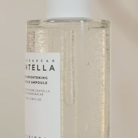 Sérum SKIN1004 Brightening Capsule sendo aplicado na pele para hidratação profunda e uniformização do tom.