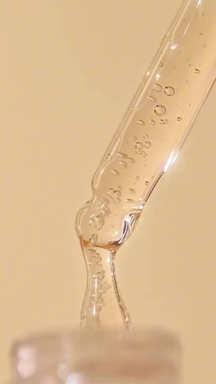 Beauty of Joseon Glow Serum: Propolis + Niacinamida – Sérum revitalizante com própolis e niacinamida para suavizar, hidratar e iluminar a pele. Ideal para reduzir a aparência de poros, combater sinais de vermelhidão e melhorar a textura da pele, deixando-a radiante e equilibrada."

